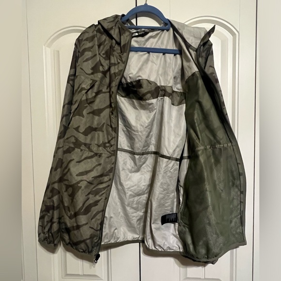NORTHFACE Men’s Camo Wind Jacket, XL - Picture 3 of 8